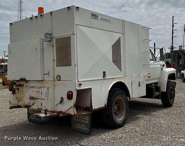 Image of Ford F700 equipment image 4