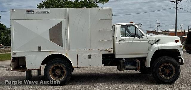 Image of Ford F700 equipment image 3
