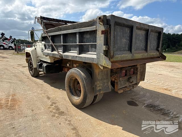 Image of Ford F-700 equipment image 4