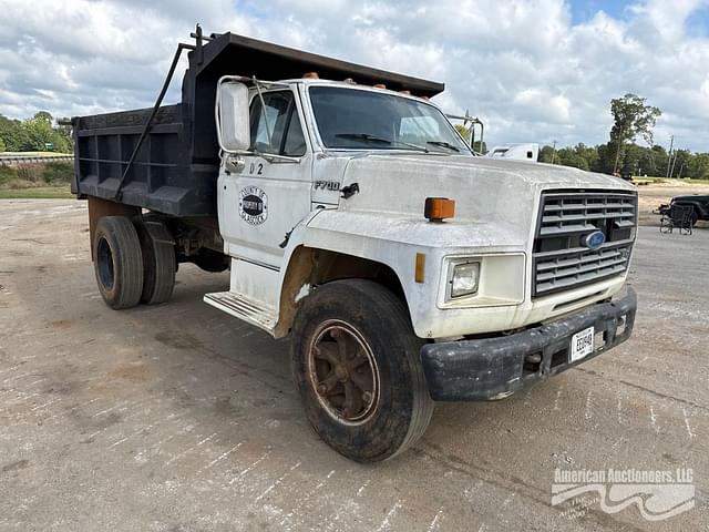 Image of Ford F-700 equipment image 2