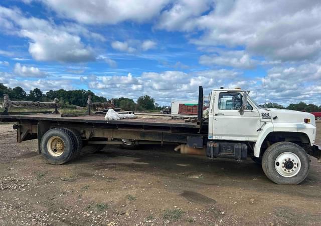 Image of Ford F-700 equipment image 4