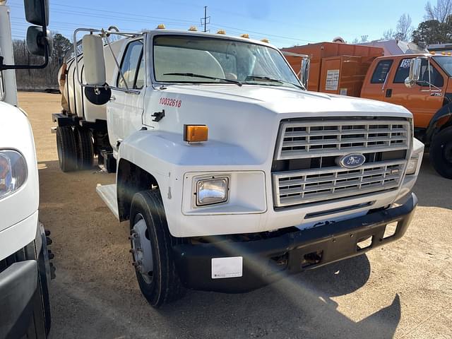 Image of Ford F700 equipment image 3