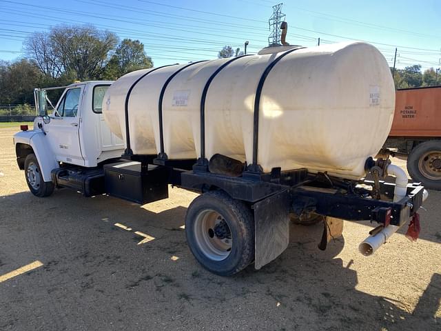 Image of Ford F-700 equipment image 1