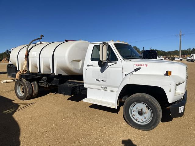 Image of Ford F-700 equipment image 3