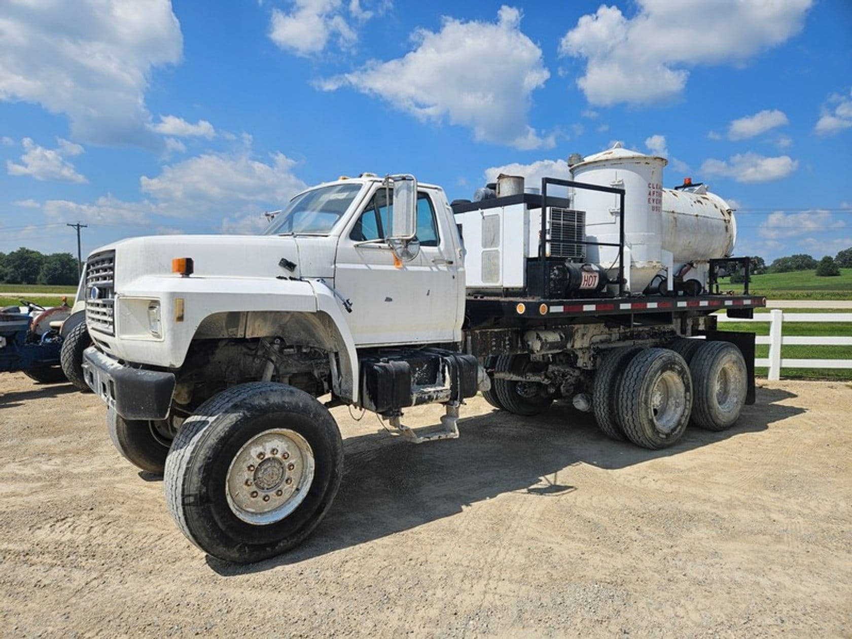 1993 Ford F-800 Equipment Image0