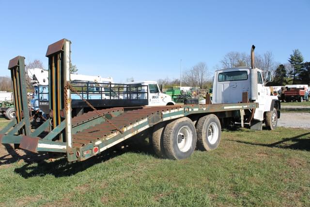 Image of Ford L9000 equipment image 4