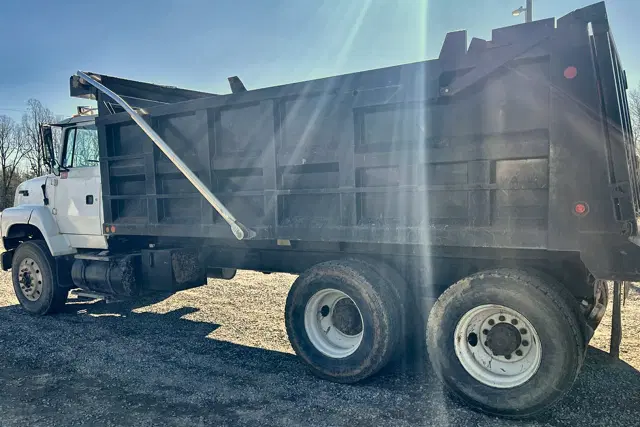 Image of Ford L9000 equipment image 4