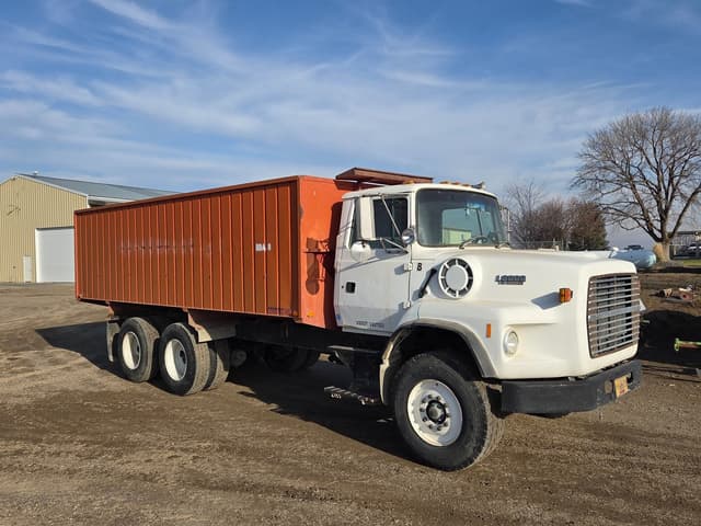 Image of Ford F-8000 equipment image 1