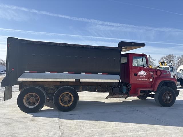 Image of Ford L8000 equipment image 3