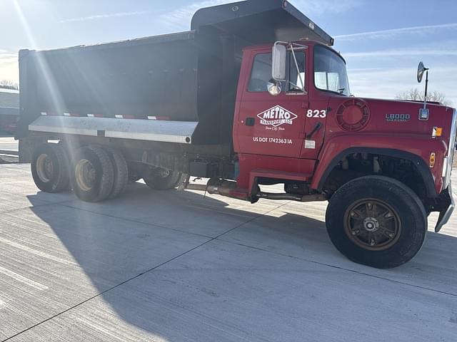 Image of Ford L8000 equipment image 4