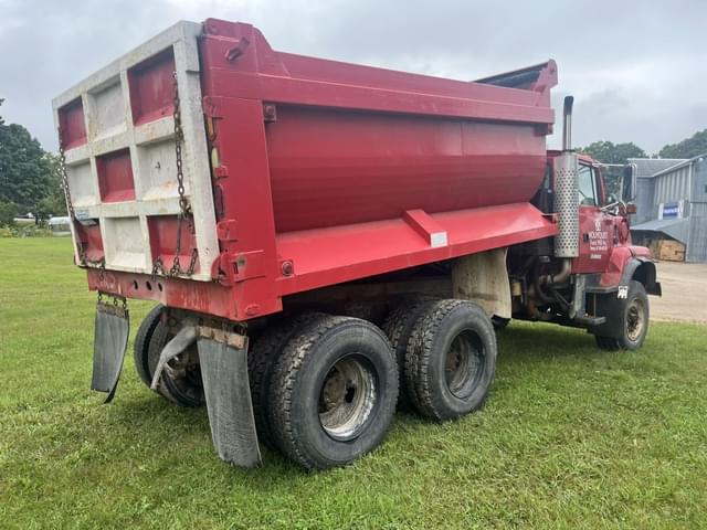 Image of Ford L9000 equipment image 4