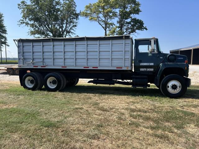 Image of Ford L9000 equipment image 3