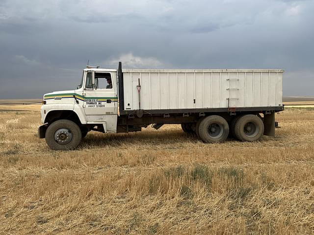 Image of Ford L8000 equipment image 1