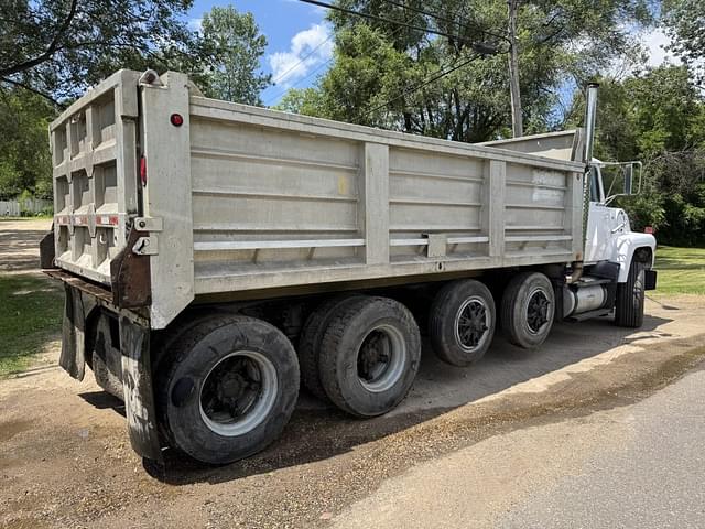 Image of Ford LT9000 equipment image 4