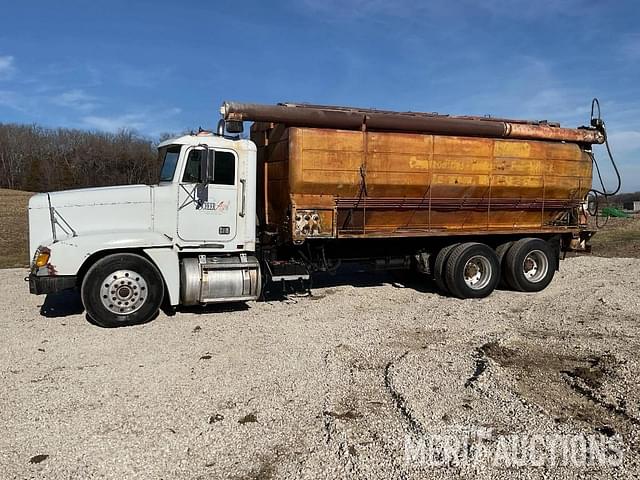 Image of Freightliner 3176 equipment image 1