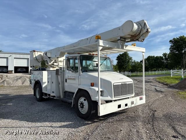 Image of Freightliner FL70 equipment image 2