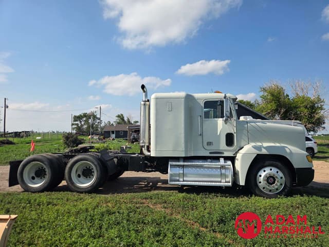 Image of Freightliner FLD120 equipment image 2