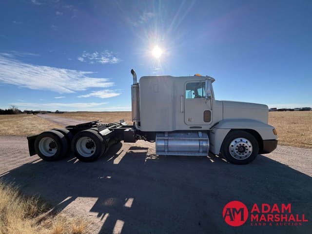 Image of Freightliner FLD120 equipment image 3