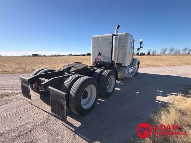 Image of Freightliner FLD120 equipment image 4