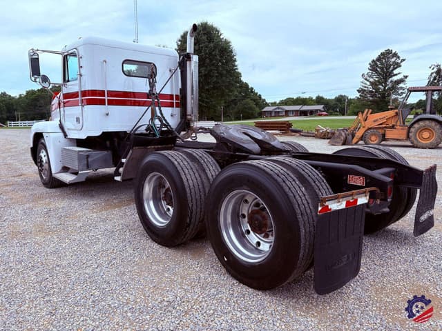 Image of Freightliner FLD120 equipment image 2