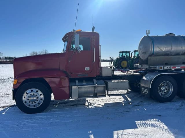 Image of Freightliner FLD equipment image 1
