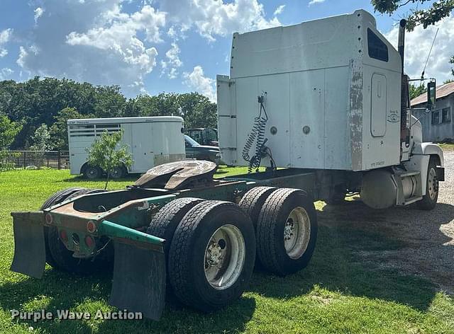 Image of Freightliner FLD equipment image 4