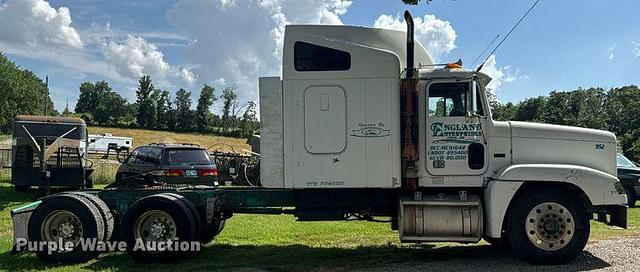 Image of Freightliner FLD equipment image 3