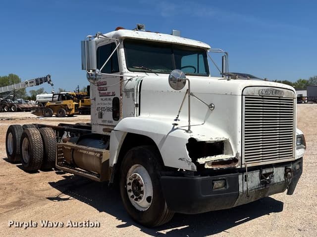 Image of Freightliner FLD equipment image 2