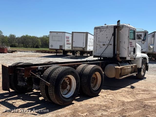 Image of Freightliner FLD equipment image 4