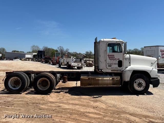Image of Freightliner FLD equipment image 3