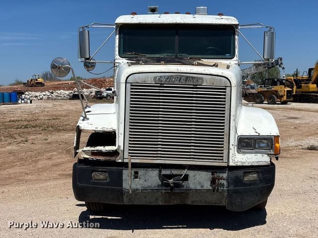 Image of Freightliner FLD equipment image 1