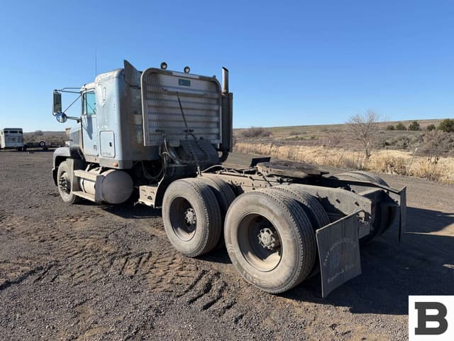 Image of Freightliner FLD120 equipment image 2
