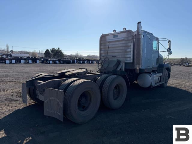 Image of Freightliner FLD120 equipment image 4