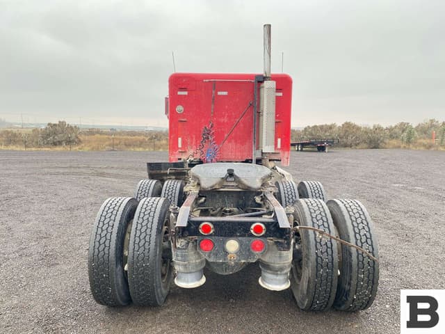 Image of Freightliner FLD120 equipment image 4