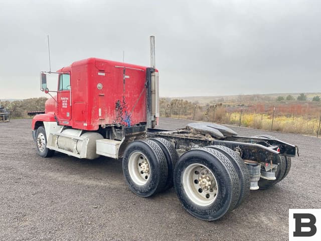 Image of Freightliner FLD120 equipment image 3