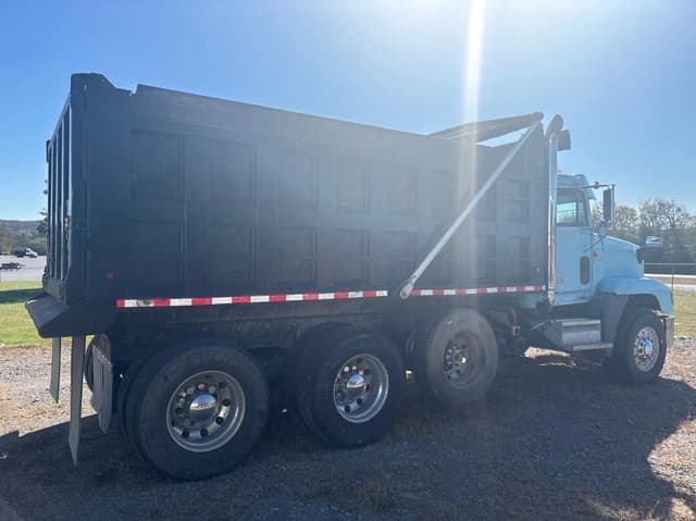 Image of Freightliner FLD120 equipment image 2