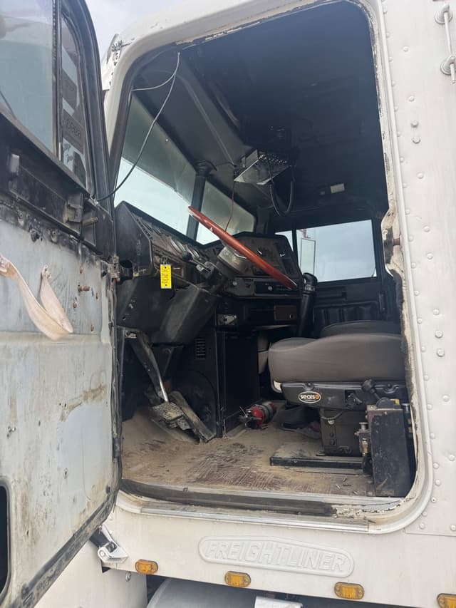 Image of Freightliner FLD120 equipment image 2