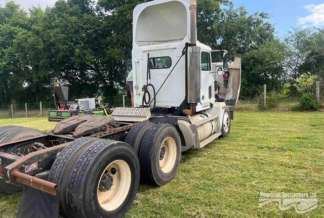 Image of Freightliner FLD120 equipment image 4