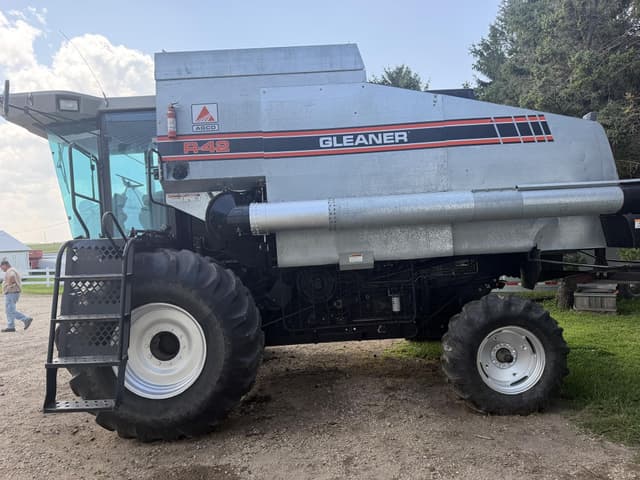 Image of Gleaner R42 equipment image 4