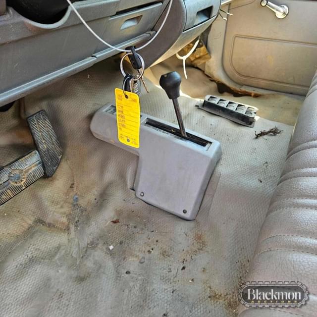 Image of GMC 3500 equipment image 2