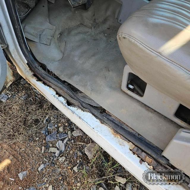 Image of GMC 3500 equipment image 3