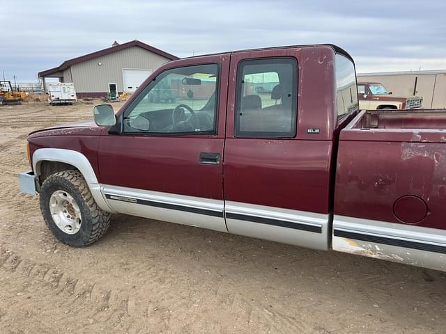 Image of GMC K2500 equipment image 3