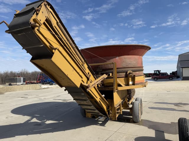 Image of Haybuster H-1100 equipment image 1