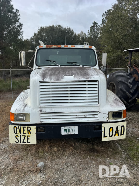 Image of International 8200 equipment image 1