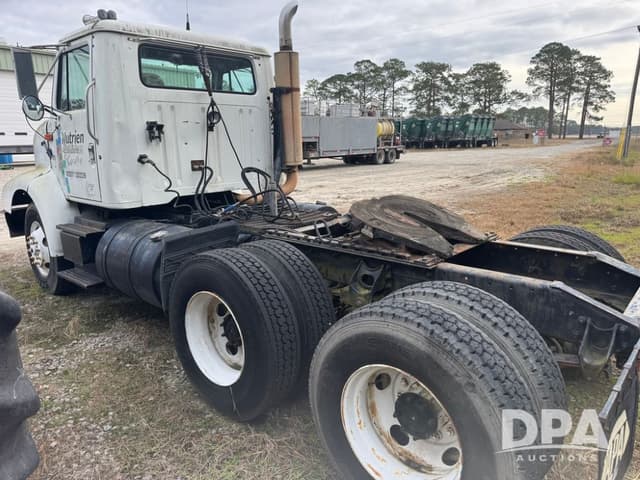 Image of International 8200 equipment image 2