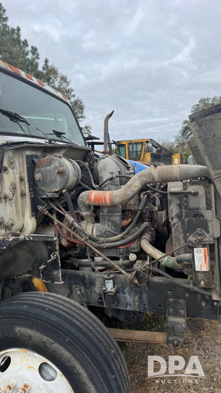 Image of International 8200 equipment image 4