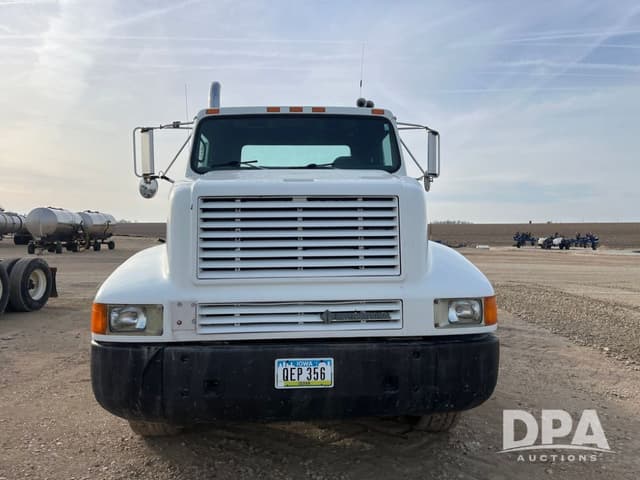 Image of International 8200 equipment image 1