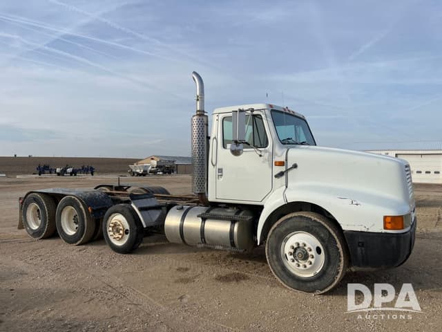 Image of International 8200 equipment image 3