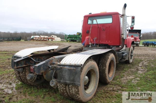 Image of International Navistar equipment image 2