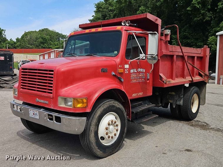 1993 International 4900 Equipment Image0